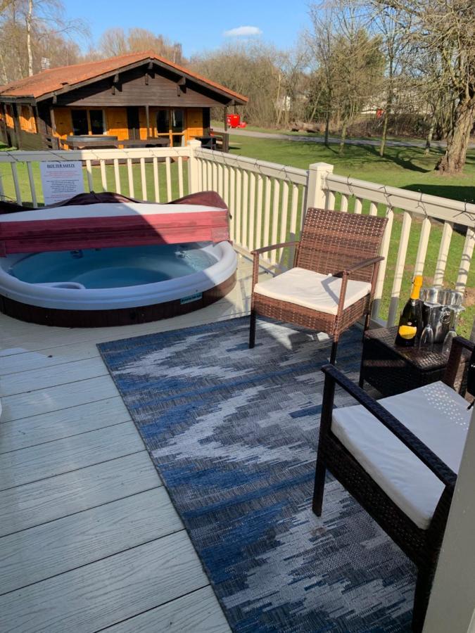 Beautiful 3 Bedroom Caravan With Hot Tub - Tattershall Lakes 外观 照片